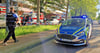 Die Polizei riegelte die Magistrale nach der Messerattacke ab. Der Rettungsdienst war mit drei Krankenwagen vor Ort.