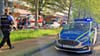 Die Polizei riegelte die Magistrale in Halle-Neustadt nach der Messerattacke ab. Der Rettungsdienst war mit drei Krankenwagen vor Ort.
