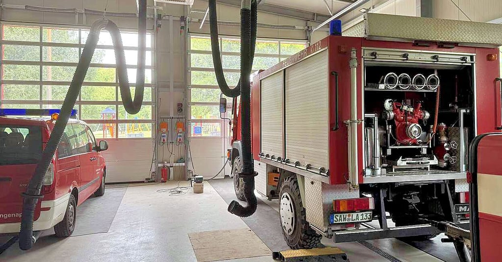 Feuerwehr-Fahrzeuge in der neuen Fahrzeughalle in Langenapel.