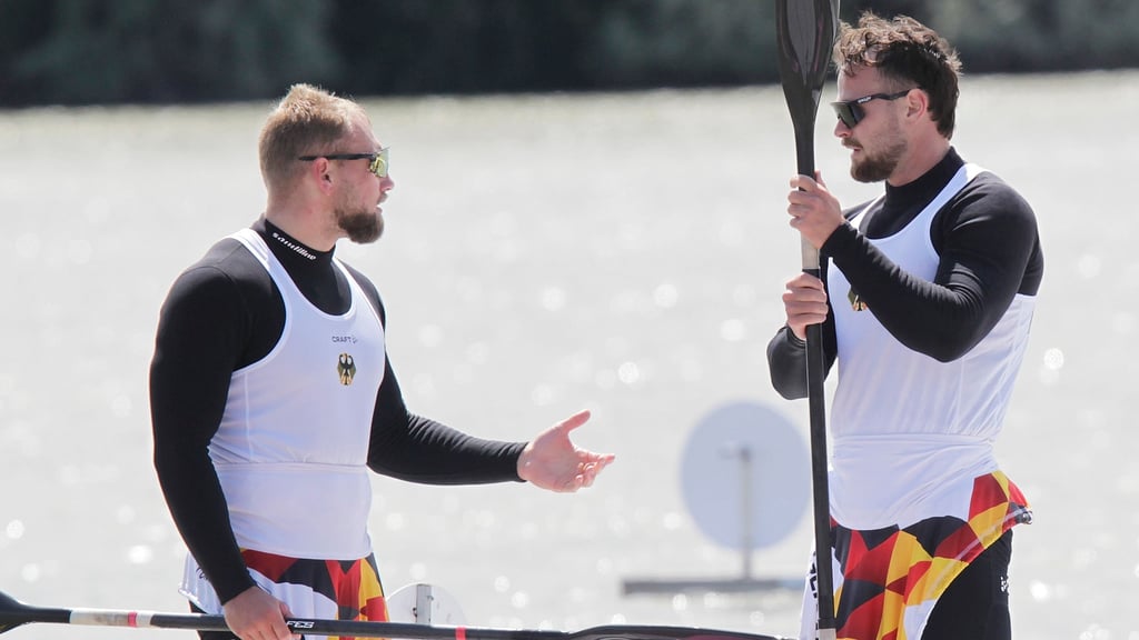 In der Diskussion: Jonas Draeger (r.) und Moritz Florstedt werten das B-Finale in Szeged aus.