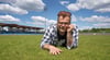 2025 findet das Dessau Sommer-Open-Air statt. Zu sehen ist Veranstalter Pat Ruprecht auf dem „heiligen Rasen“ im Stadion.
