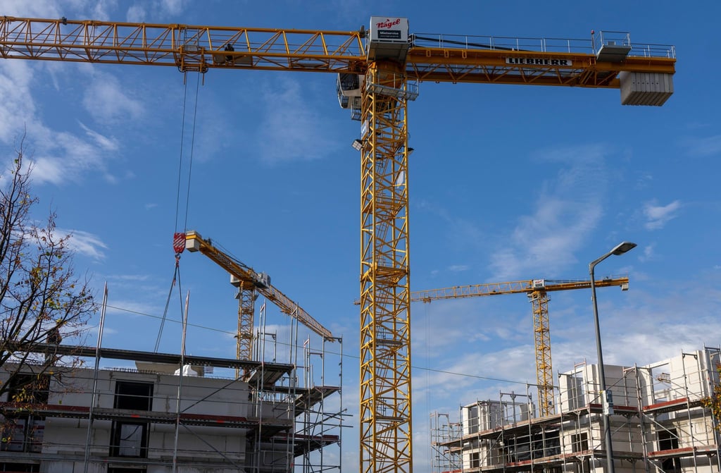 Beim Bau neuer Wohnungen in Berlin geht es langsamer voran als vom Senat erhofft. (Archivbild)
