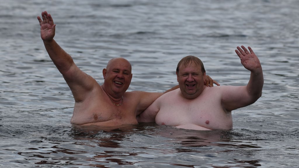 Es ist schon etwas länger her, da gingen Wolmirslebens Bürgermeister Knut Kluczka (rechts) und der Besitzer des Seebades, Joachim Noeske damals demonstrativ baden.