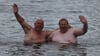 Es ist schon etwas länger her, da gingen Wolmirslebens Bürgermeister Knut Kluczka (rechts) und der Besitzer des Seebades, Joachim Noeske damals demonstrativ baden. 