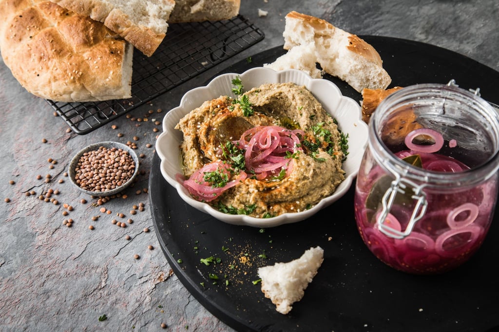 Ein Hummus - hier aus braunen Berglinsen - enthält nur pflanzliche Zutaten und ist daher für die vegane Ernährung besonders geeignet.