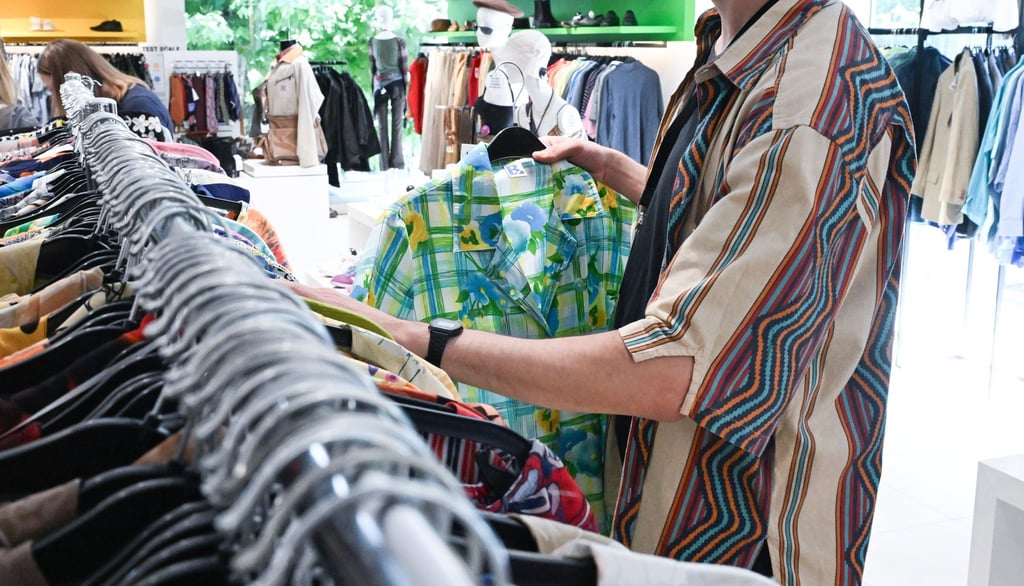 Klamotten in einem Second-Hand-Laden. Im Internet zieht der Verkauf von Ware aus zweiter Hand deutlich an.