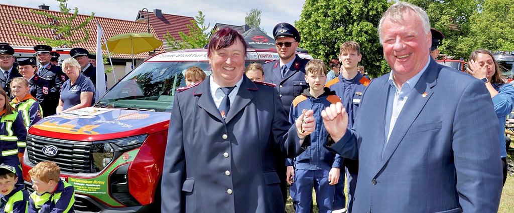 Bürgermeister René Zok übergibt Schlüssel und Auto an die stellvertretende Jugendwartin der Stadt Staßfurt Yvonne Rötlich.