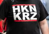 Ein Teilnehmer des Marsches der rechtsextremen Partei "Die Rechte" trägt ein T-Shirt mit der Aufschrift "HKNKRZ". 