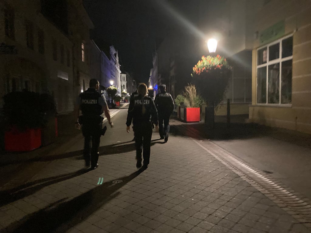 Die Polizei musste in der Innenstadt von Burg eine große Gruppe trennen, unter der sich eine Prügelei entwickelt hatte.