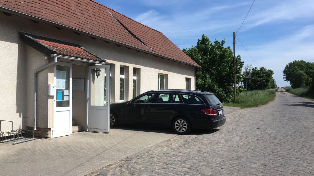 Der Eingang zur Kindertagesstätte in Veltheim: Unter anderem mit einem Geländer soll die Sicherheit für die jüngsten Veltheimer erhöht werden.