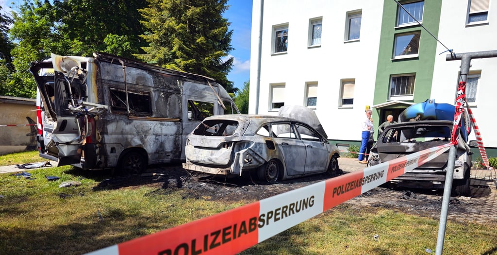 In der Nacht zum 20. Mai gehen in der Zerbster Klappgassen mehrere Fahrzeuge in Flammen auf - Teil der Brandserie?