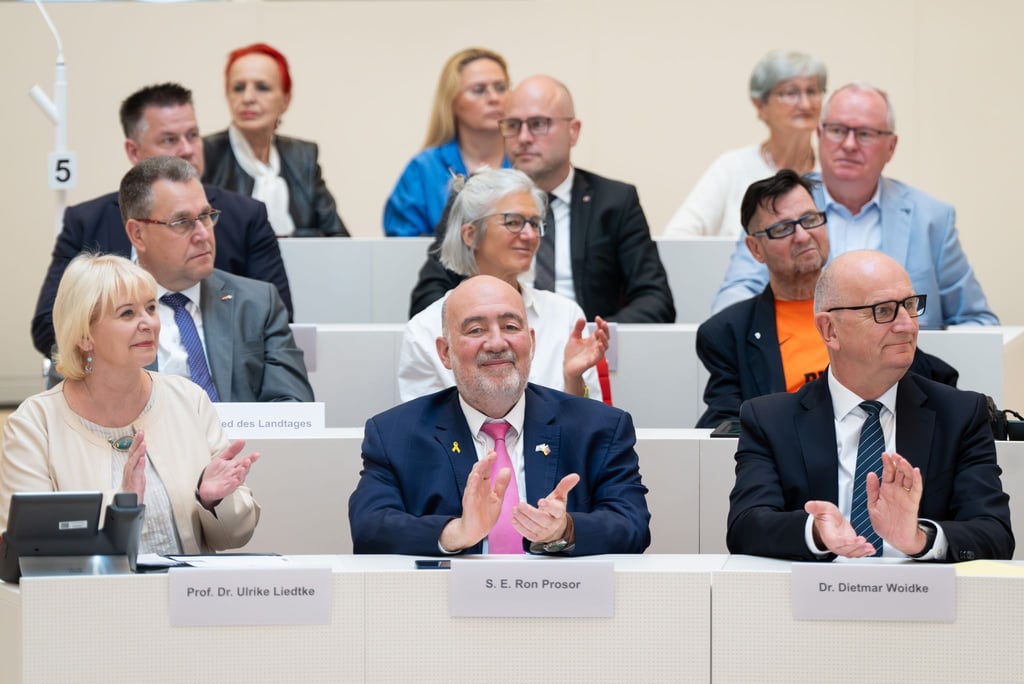 In Brandenburg wurden die diplomatischen Beziehungen zwischen Deutschland und Israel gewürdigt - auch Israels Botschafter Ron Prosor (unten Mitte) war dabei.