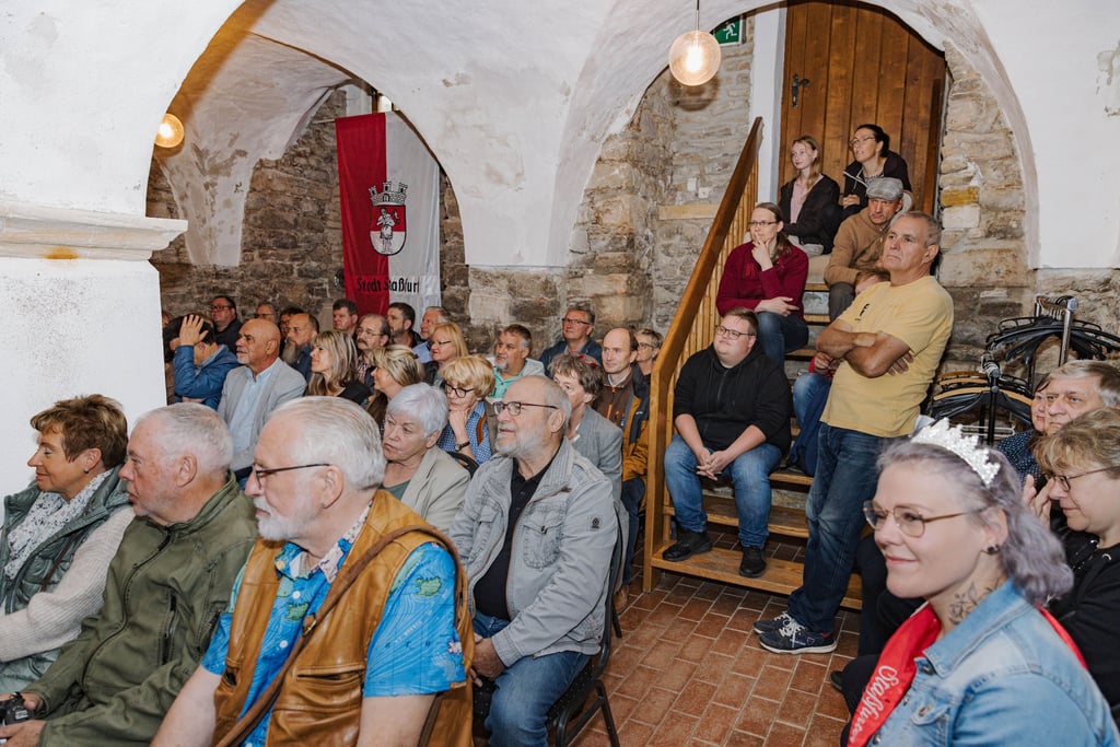 Da passte niemand mehr in den Gewölbekeller hinein. Mit dabei war auch die 7. Salzfee Julia Schellack (vorne rechts).