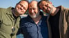 Schauspieler Pasquale Aleardi (rechts), der Schriftsteller Jean-Luc Bannalec (Mitte) und der Produzent Mathias Lösel (links) bei Dreharbeiten zum ARD-Krimi „Bretonische Sehnsucht“.