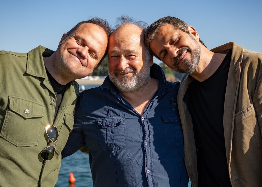 Schauspieler Pasquale Aleardi (rechts), der Schriftsteller Jean-Luc Bannalec (Mitte) und der Produzent Mathias Lösel (links) bei Dreharbeiten zum ARD-Krimi „Bretonische Sehnsucht“.