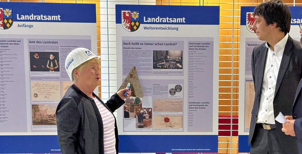 Ein seltenes Bild der Harmonie: Edith Braun (CDU) im Gespräch mit Landrat Patrick Puhlmann (SPD) vor dem Kreistag in Stendal , Das Verhältnis der beiden geht derzeit mehr in Richtung Eiszeit.