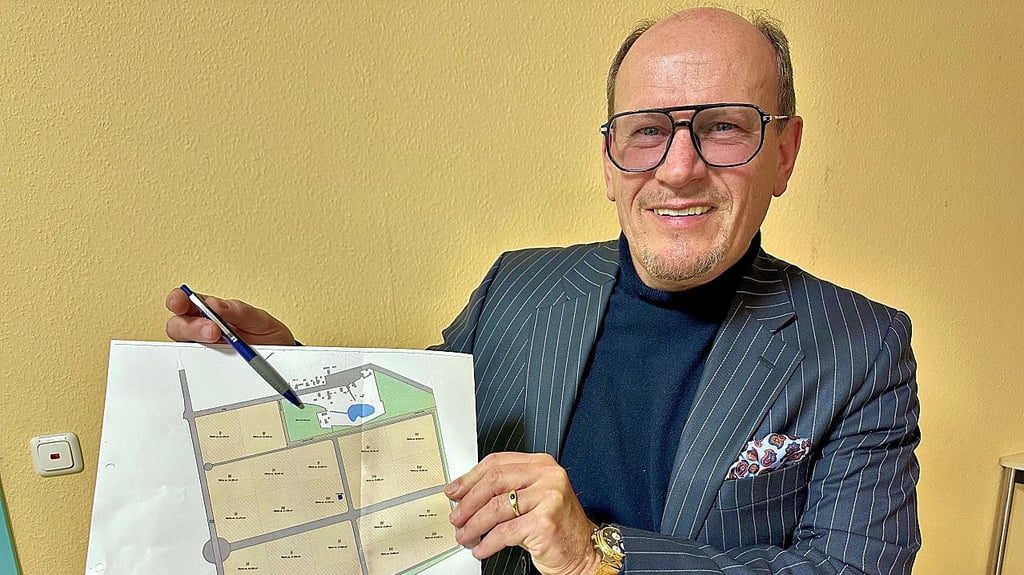 Investor Raphael Deipenbrock mit dem Plan für den Gewerbepark Madel bei Burg.