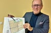 Investor Raphael Deipenbrock mit dem Plan für den Gewerbepark Madel bei Burg.
