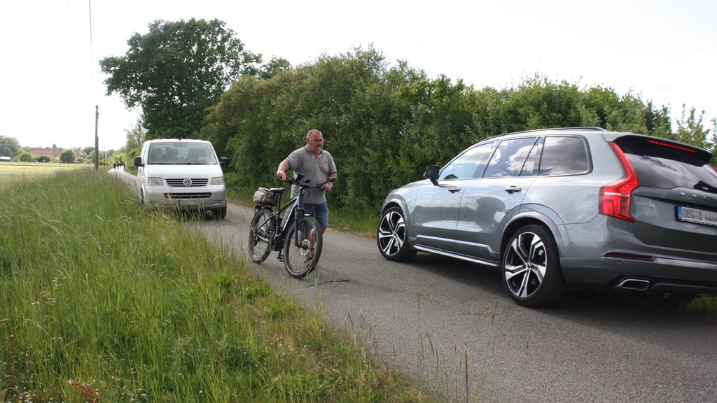 Die Röthenberger demonstrieren, wie eng ihre kleine Straße ist und befürchten, dass Baufahrzeuge sie komplett zerstören.
