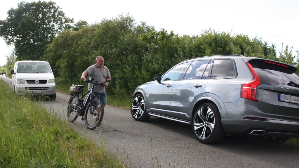 Die Röthenberger demonstrieren, wie eng ihre kleine Straße ist und befürchten, dass Baufahrzeuge sie komplett zerstören.