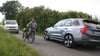 Die Röthenberger demonstrieren, wie eng ihre kleine Straße ist und befürchten, dass Baufahrzeuge sie komplett zerstören.