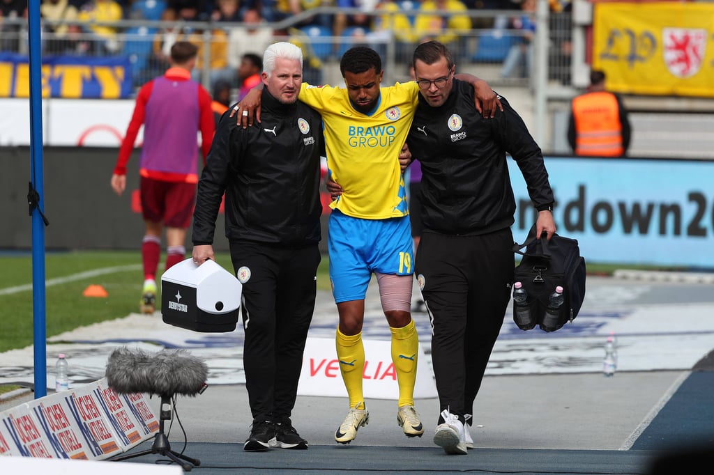 Leon Bell Bell verpasst die Abstiegsrelegation von Eintracht Braunschweig gegen den 1. FC Saarbrücken verletzt.