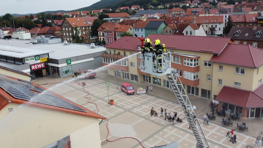 Die Drehleiter ist im Einsatz bei einer Feuerwehrübung am Rathaus in Thale.