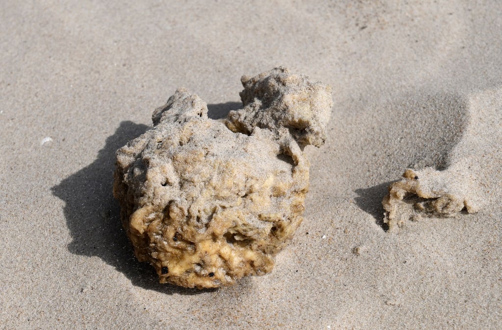 Ähnlich wie dieses Paraffin-Stück sehen die auf Juist angespülten weißen und gelben Klumpen aus. (Symbolbild)