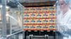 Eine Mitarbeiterin überwacht die Verpackung der bekannten ostdeutschen Magarinemarke Sanna. 