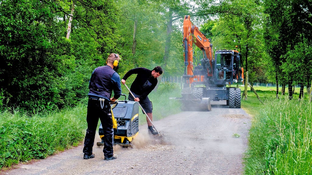 Ortsbürgermeister Paul Kreibich und Dienstleister Leon Schroller spendieren dem Teichwiesenweg in Möhlau eine Sanierung.