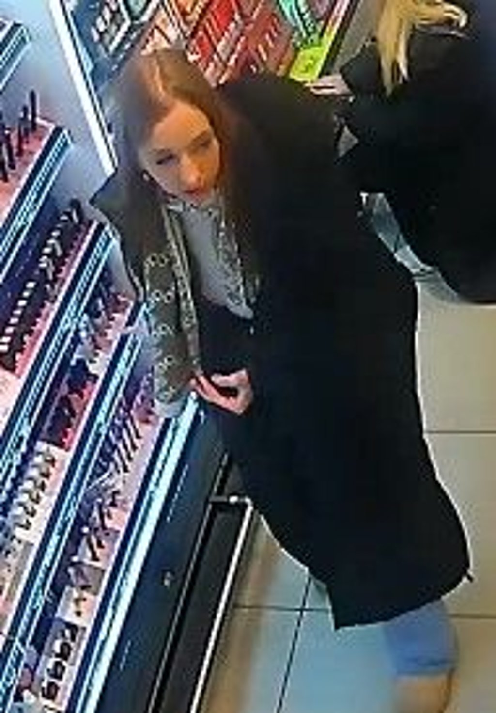 Eine Videokamera hat in Halle in einer Drogerie diese mutmaßliche Diebin aufgenommen.