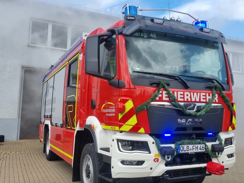 Ein bisschen Show(-nebel) muss sein. Das bereits einsatzerprobte HLF 20 der Feuerwehr Harzgerode wurde jetzt offiziell übergeben.
