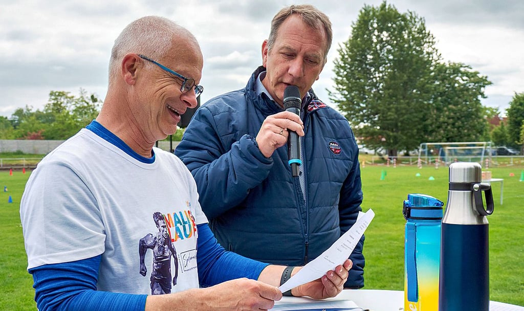 Gommerns Bürgermeister Jens Hünerbein (r.) legte Malig-Erfinder Steffen Hartwig einen „Muttizettel“ vor, der ihm vom Mitlaufen befreite. Die beiden moderierten gemeinsam das Event auf amüsante Weise.