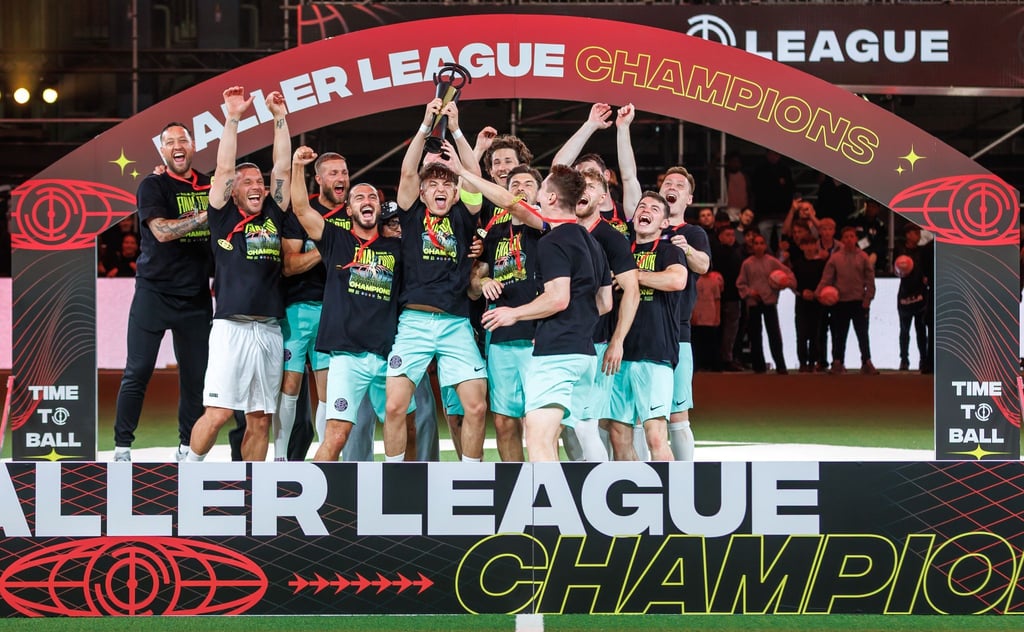 Teammanager Lukas Podolski (2.v.l) und Trainer Julian Schieber (l) gewannen mit dem Team Street United die Baller League in Berlin.