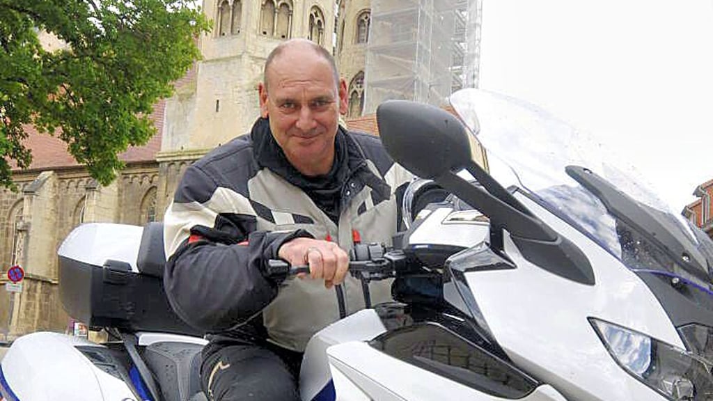 Bikergottesdienst-Cheforganisator Jens Bertling mit seiner BMW K 1600 GT vor der Kirche St. Marien.