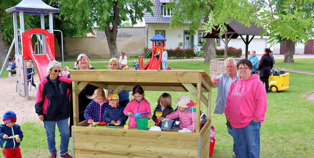 Bürgermeisterin Ines Schleinitz, Madeleine Hoffmann sowie die Kinder mit ihren Erzieherinnen bei der feierlichen Einweihung der Matschküche.