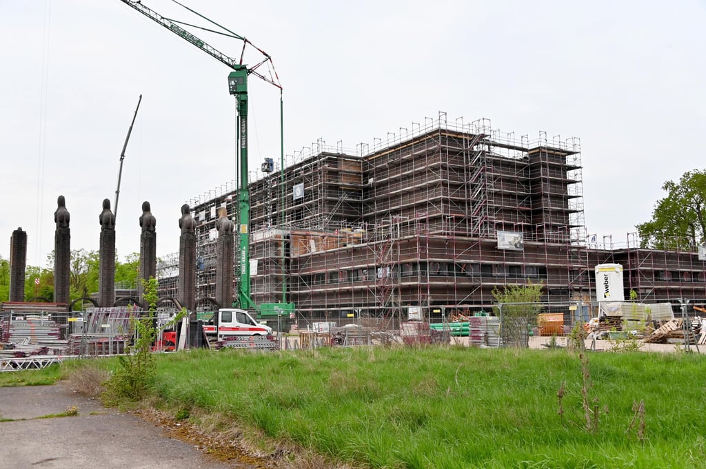 Die Arbeiten an der Magdeburger Stadthalle laufen seit Jahren. Die Kosten explodieren. Das ist Thema bei der nächsten Stadtratssitzung.