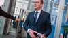 Bei der Vorstellung der Jahresstatistik zur politisch motivierten Kriminalität wurde Bundesinnenminister Alexander Dobrindt (CSU) auch nach der AfD gefragt.