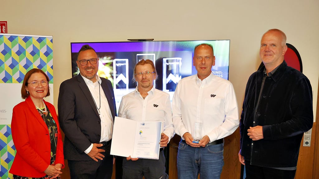 Simone Danek (IHK), Andreas Mack, Kersten Tadday und Oliver-Werner Sadrinna (alle Weima) sowie Thies Schröder (IHK) bei der Auszeichnung zum „Top Ausbildungsbetrieb 2025“ in Wittenberg.