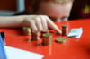 Mit dem Projekt "Kids go Finance" sollen Magdeburger Schüler den Umgang mit Geld lernen. 