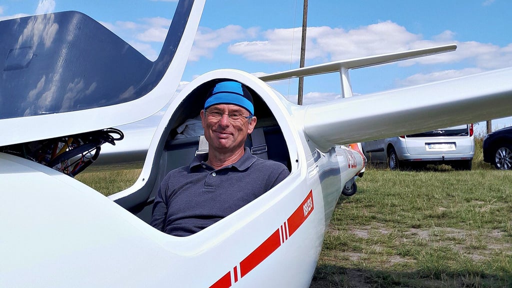 Kurz vor dem Start: Der Dessau-Roßlauer Klaus Preen sitzt im Cockpit eines Segelflugzeuges.