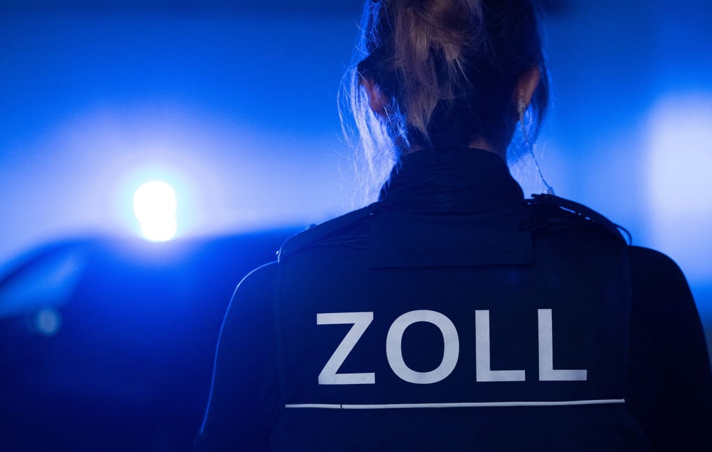 Seit den frühen Morgenstunden durchsuchen Zollbeamte Wohn- und Geschäftsräume in Chemnitz und dem Erzgebirge (Symbolbild)
