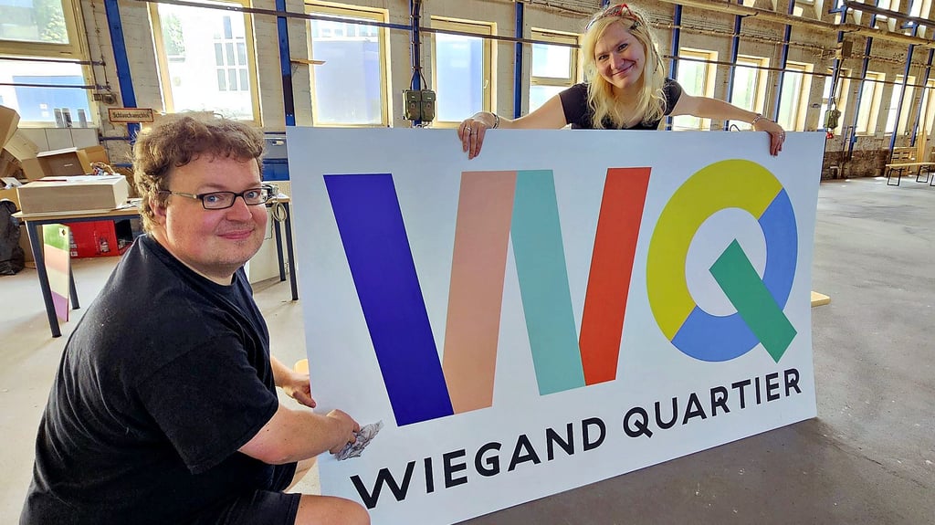Peacey Reuter (r.) und Roberto Hoffmann kümmern sich mit weiteren Freiwilligen um unterschiedliche Angebote im Wiegand-Quartier.