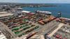 Auf Puerto Rico (USA) sind Container im Hafen von San Juan gestapelt.