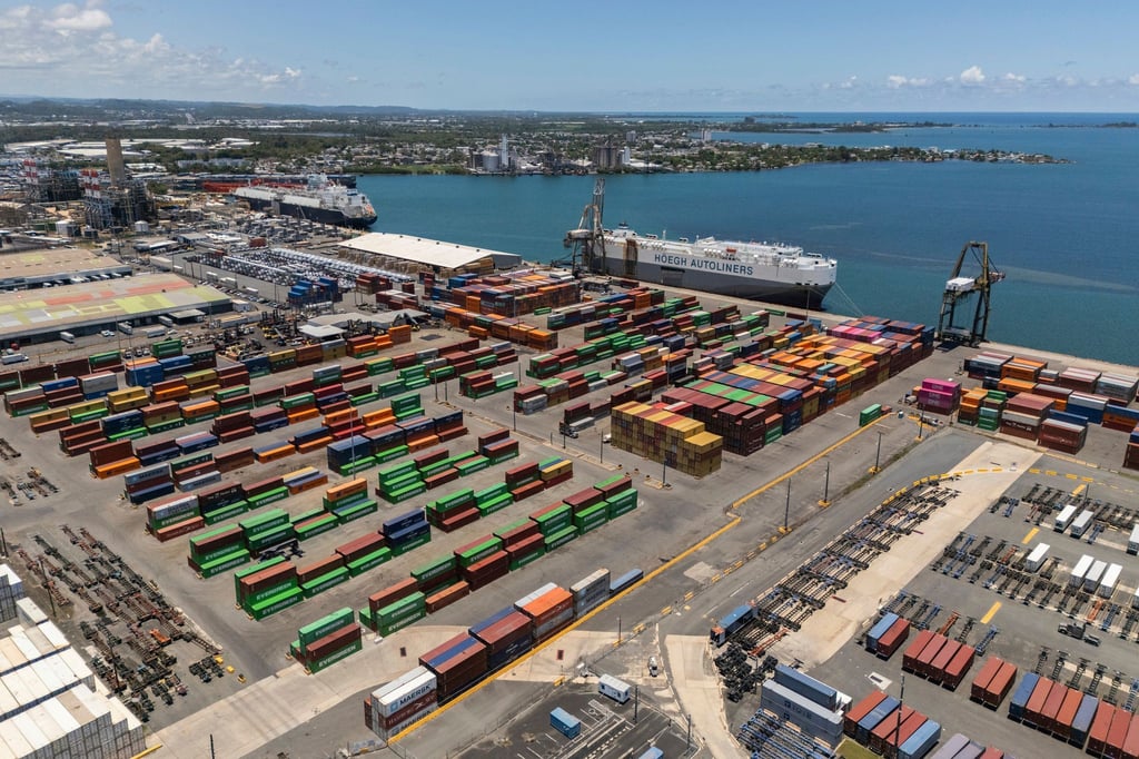 Auf Puerto Rico (USA) sind Container im Hafen von San Juan gestapelt.