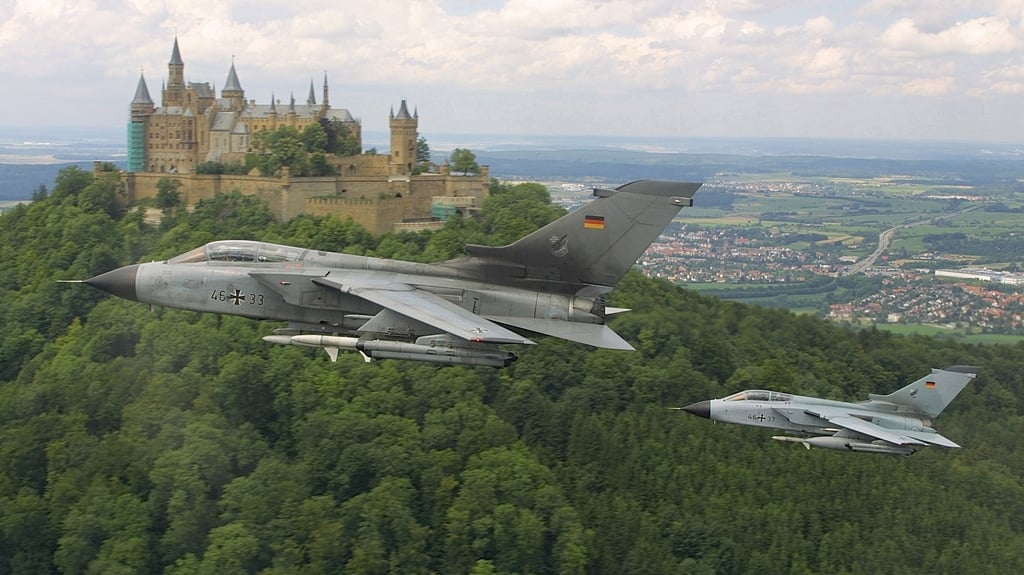 Unter anderem mit Mehrzweck-Kampfflugzeugen vom Typ Tornado - hier vor der Kulisse der Burg Hohenzollern - finden ab Mittwoch, 21. Mai, auch im Harzraum zu Trainingszwecken Tiefflüge der Bundeswehr-Luftwaffe statt.