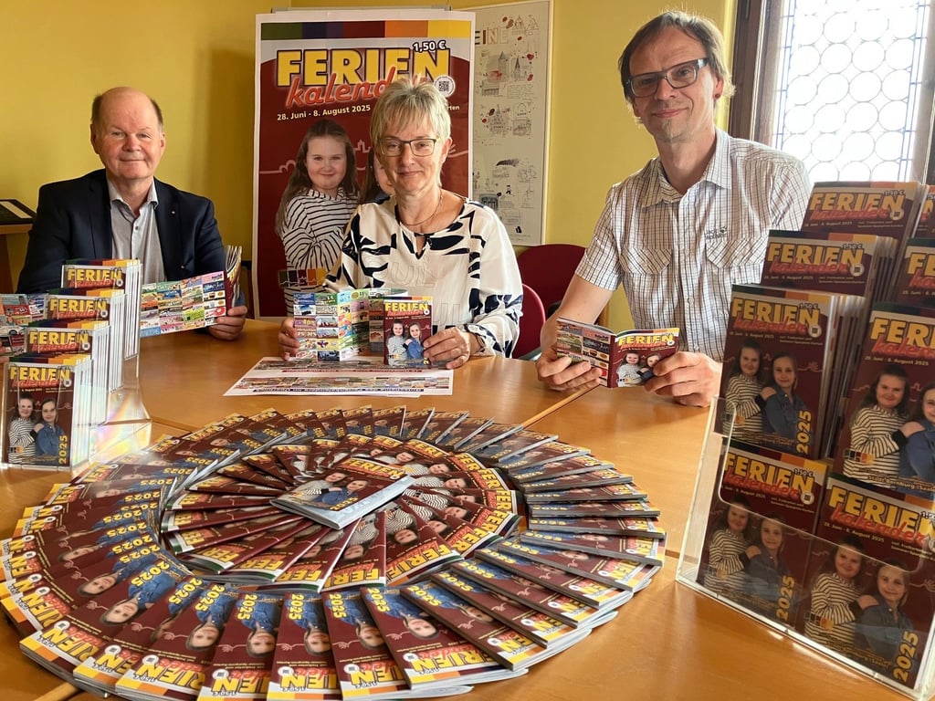 Dezernent Paul Koller (von links), Oberbürgermeistern Silvia Ristow und Mitarbeiter Thomas Haedicke stellen den Ferienkalender für 2025 vor.