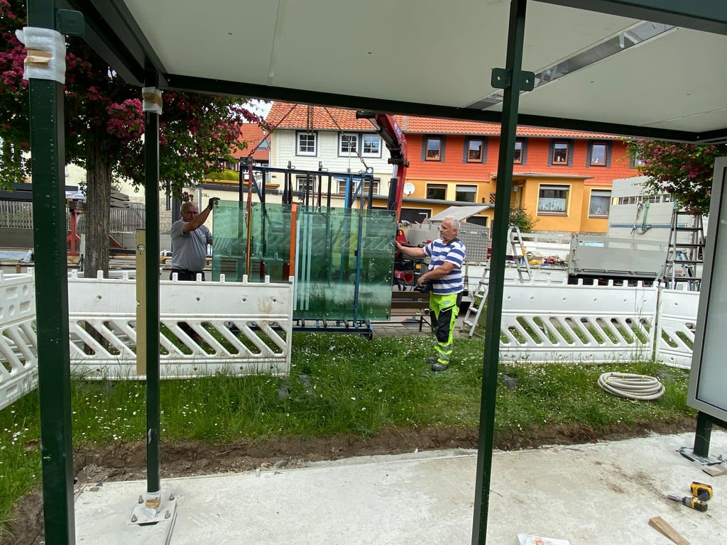 Thomas Machold (links) und Enrico Rieser von der Firma Kienzler laden die Glasscheiben für das neue Wartehäuschen an der Bushaltestelle in der Hauptstraße Ströbecks vom Laster.