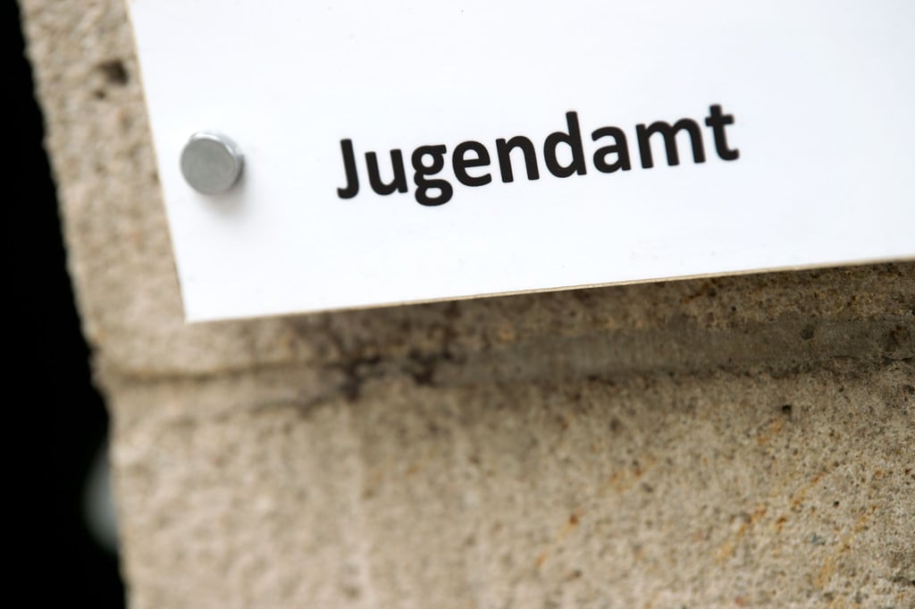 Im Jahr 2023 nahmen die Behörden in Sachsen etwas mehr als 3.000 Kinder und Jugendliche in Obhut. (Symbolbild)