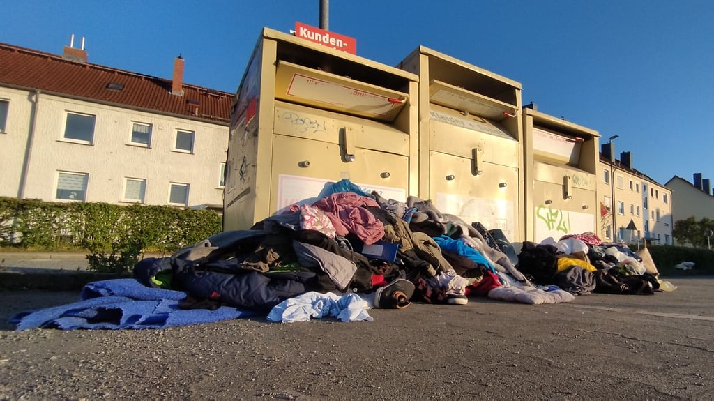 Müllberge wie dieser türmen sich vor vielen Altkleider-Containern im Landkreis Harz auf.